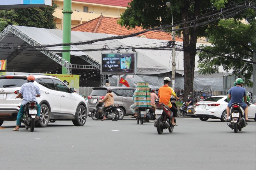 LIGHTBOX - VÒNG XOAY DÂN CHỦ - 126 CÁCH MẠNG THÁNG TÁM, QUẬN 3, HỒ CHÍ MINH
